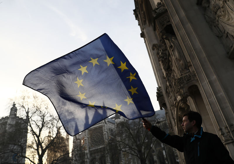 © Reuters. Homem com bandeira da UE em frente ao prédio da Suprema Corte do Reino Unido