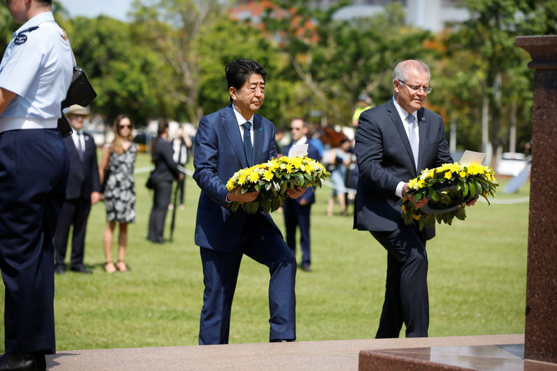 © Reuters. Primeiro-ministro do Japão, Shinzo Abe, e primeiro-ministro da Austrália, Scott Morrison, participam de cerimônia em Darwin