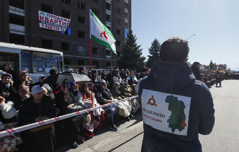 © Reuters. Люди на акции протеста против новой границы между Ингушетией и Чечней