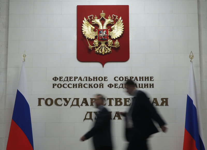 © Reuters. Люди в здании Госдумы в Москве