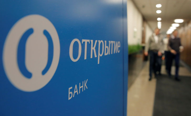 © Reuters. Логотип ФК Открытие в офисе банка в Москве