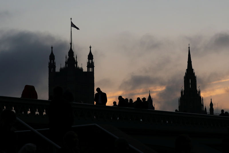 © Reuters. Demonstrators stand on Westminster Bridge, next to the Houses of Parliament, in London
