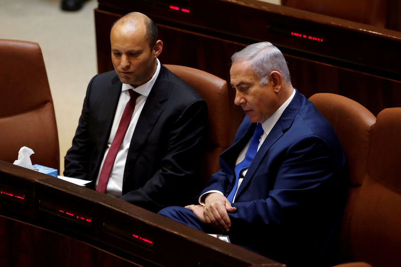 © Reuters. FILE PHOTO: Israeli Prime Minister Benjamin Netanyahu sits next to Israeli Education Minister Naftali Bennett during a session of the plenum of the Knesset, the Israeli Parliament, in Jerusalem