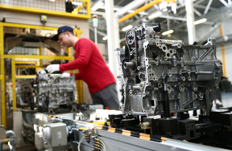 © Reuters. Рабочий собирает двигатель автомобиля на заводе совместного предприятия Sollers и Japanese Mazda во Владивостоке
