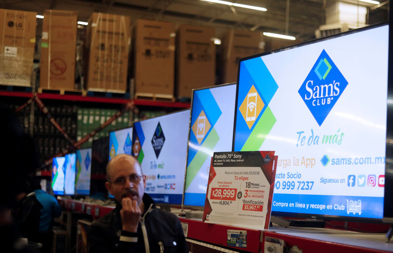 © Reuters. A man walks past television screens during the shopping season, 'El Buen Fin' (The Good Weekend), at a Sam's Club store, in Mexico City