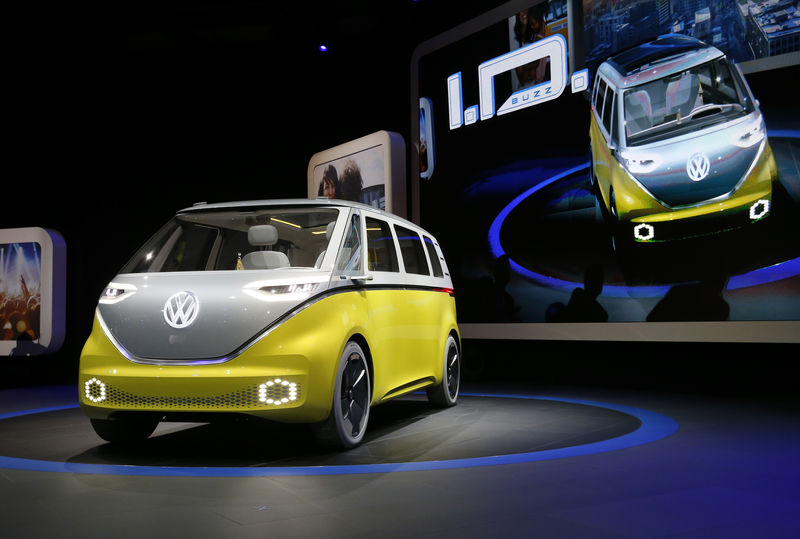 © Reuters. Volkswagen's electric I.D. Buzz concept vehicle is displayed during the North American International Auto Show in Detroit