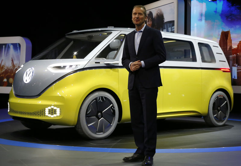 © Reuters. Volkswagen chairman Herbert Diess speaks near an electric I.D. Buzz concept vehicle during the North American International Auto Show in Detroit
