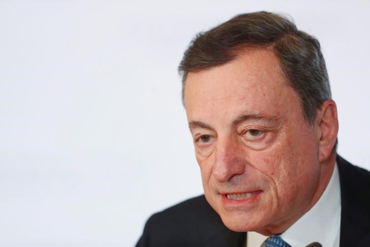 © Reuters. Draghi dice que la inflación de la zona euro podría acelerarse más despacio de lo previsto
