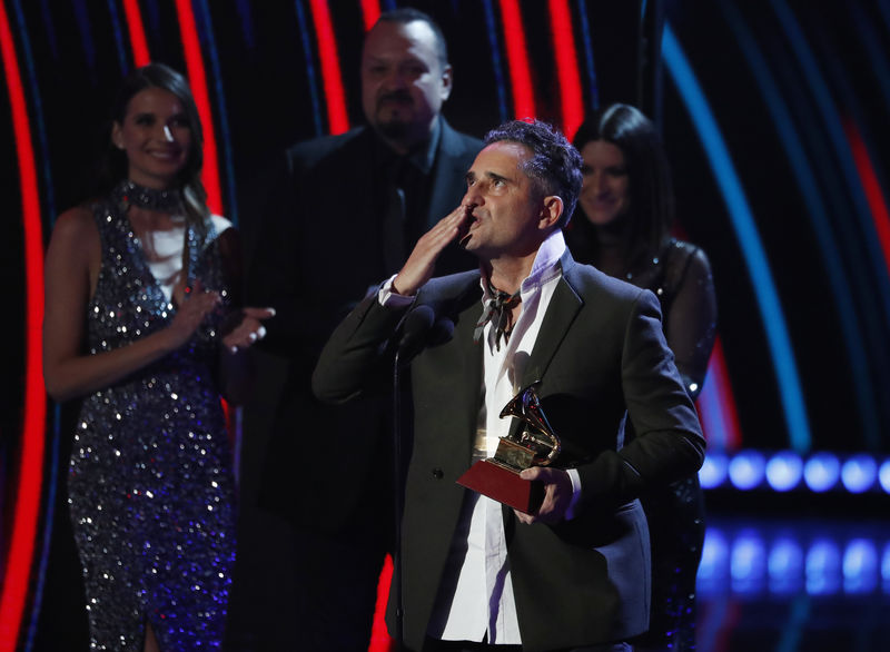 © Reuters. Jorge Drexler recebe prêmio Grammy Latino em Las Vegas