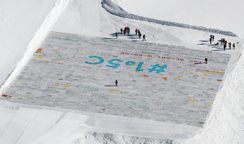 © Reuters. بطاقة بريدية ضخمة على أكبر جبل جليدي بغرب أوروبا للترويج لمكافحة تغير المناخ