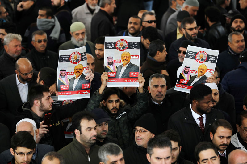 © Reuters. Pessoas segurando cartazes com a foto do jornalista saudita Jamal Khashoggi durante funeral simbólico em Istambul