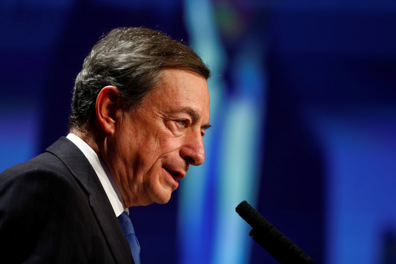 © Reuters. دراجي: المركزي الأوروبي يستطيع تغيير مسار أسعار الفائدة إذا تباطأ التضخم