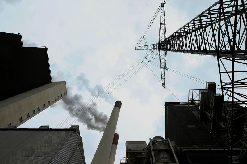 © Reuters. Vents and high-voltage lines are pictured inside the coal power plant Scholven in Gelsenkirchen