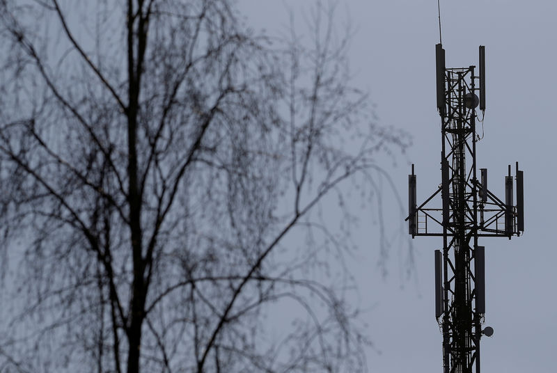 © Reuters. FILE PHOTO: Transmitting antennas are seen on a mobile-phone network relay mast in Brumath near Strasbourg