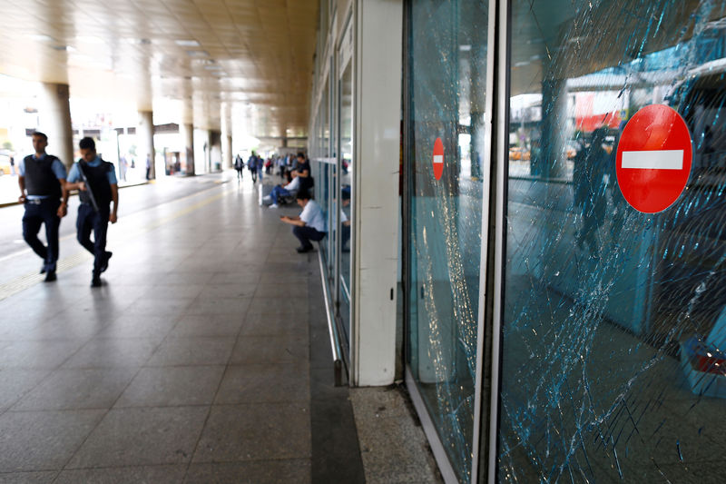 © Reuters. الحكم على 6 بالسجن مدى الحياة في قضية الهجوم على مطار اسطنبول