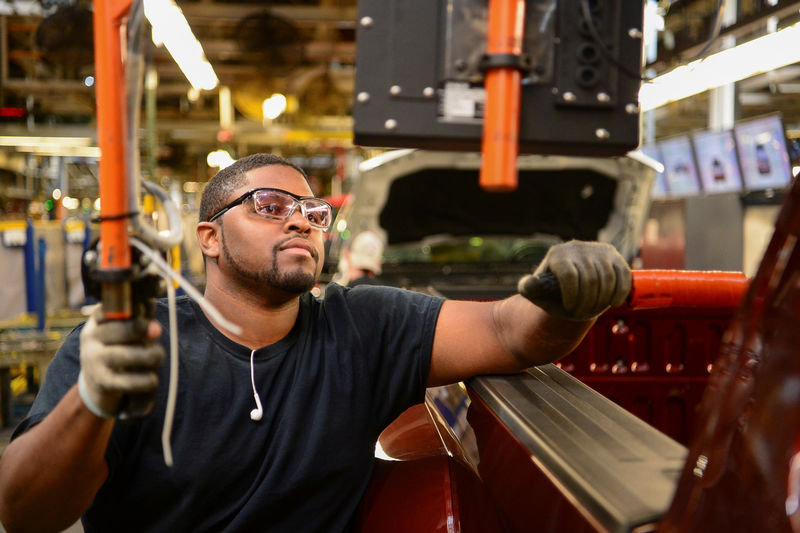 © Reuters. FILE PHOTO: A worker assembles a vehicle at a truck plant in Louisville, Kentucky