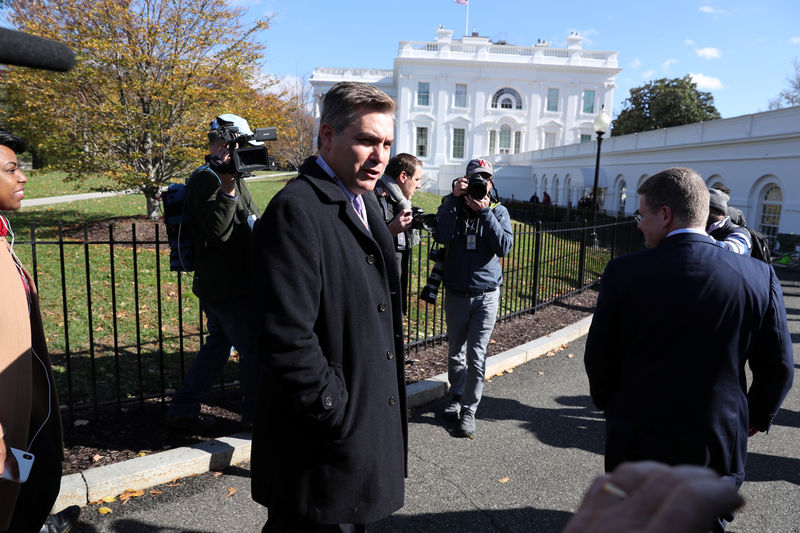© Reuters. قاض يعيد مؤقتا بطاقة البيت الأبيض الصحفية لجيم أكوستا مراسل (سي.إن.إن)
