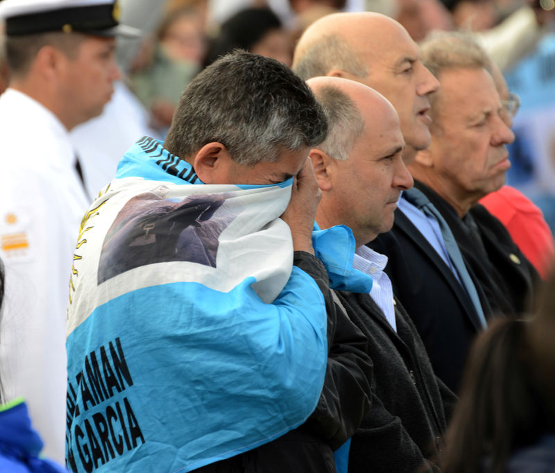 © Reuters. Miembros de la Armada y familiares de los tripulantes del submarino argentino ARA San Juan reaccionan durante una ceremonia para conmemorar el primer aniversario de la tragedia
