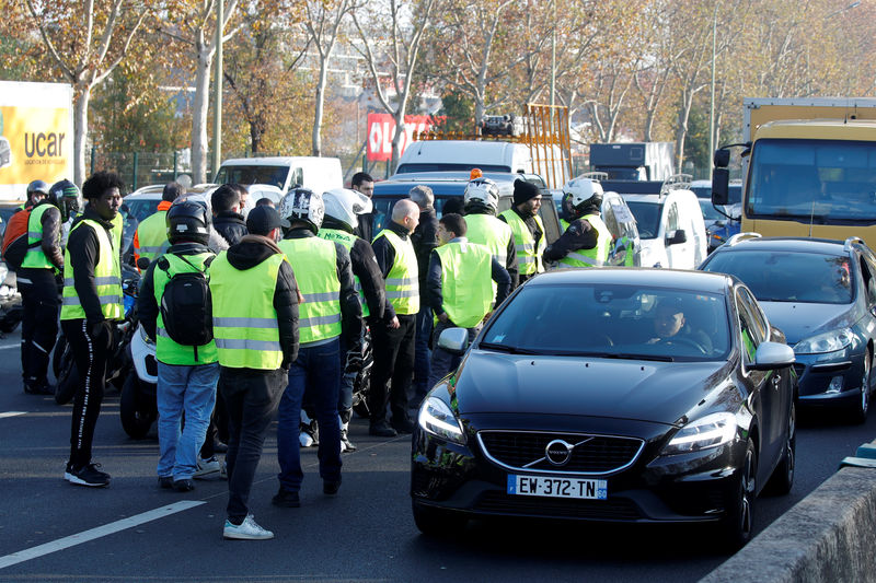 © Reuters. Manifestantes contra los aumentos de los precios de los carburantes en Francia se reúnen para bloquear una circunvalación en París
