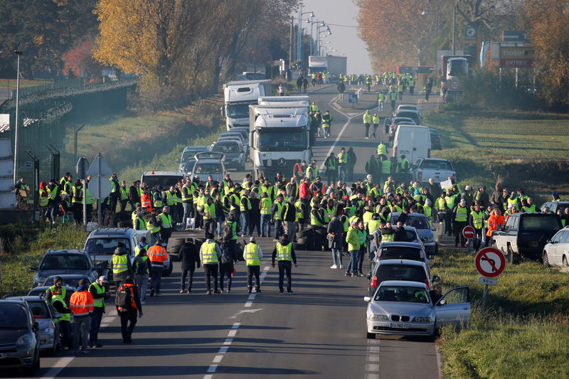 © Reuters. مقتل متظاهرة في حادث خلال حملة لإغلاق الطرق بفرنسا