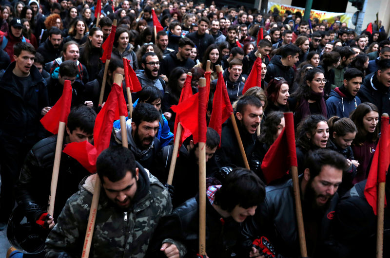 © Reuters. اندلاع اشتباكات بعد مسيرة لإحياء ذكرى انتفاضة الطلبة في اليونان