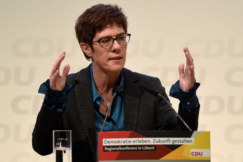 © Reuters. مرشحة لرئاسة حزب ميركل بألمانيا تتطلع لتخصيص حصة للمرأة في البرلمان وتنتقد الجنسية المزدوجة
