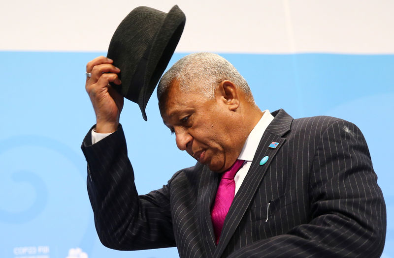 © Reuters. Fiji PM and COP23 President Bainimarama takes off his hat at the final session of the U.N. Climate Change Conference 2017 in Bonn
