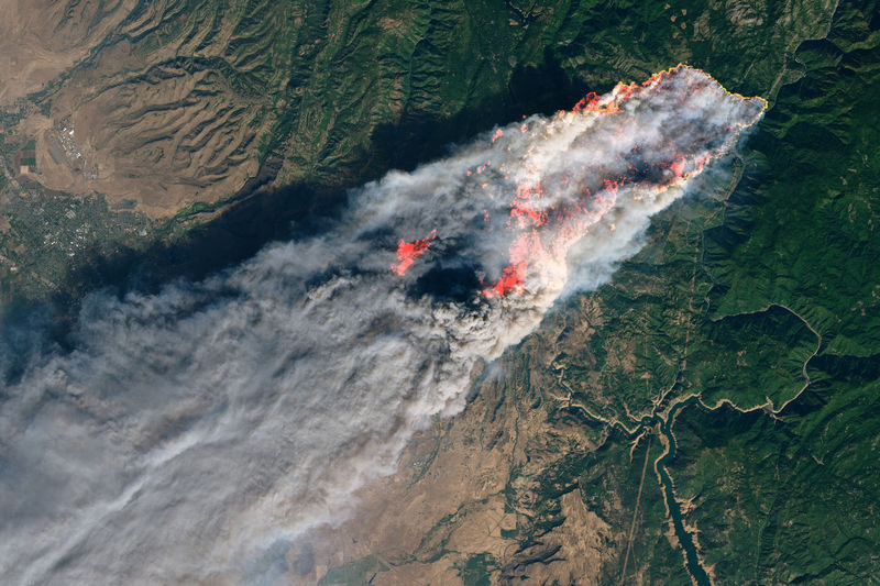 © Reuters. NASA's Operational Land Imager satellite image of Camp Fire burning near Paradise