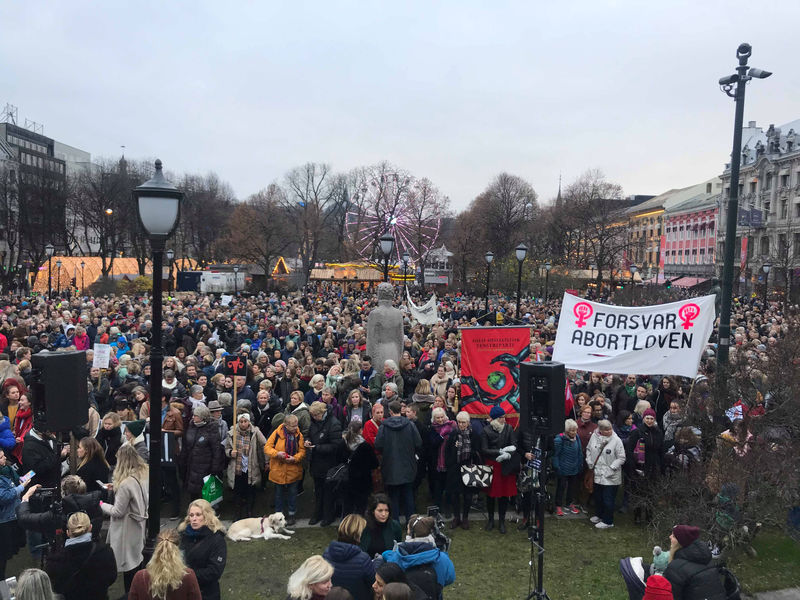 © Reuters. Manifestantes sostienen pancartas durante un protesta en contra de los cambios a la ley de aborto en Oslo, Noruega