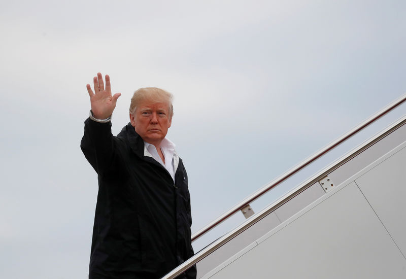 © Reuters. El presidente estadounidense, Donald Trump, aborda el Air Force One para viajar a California