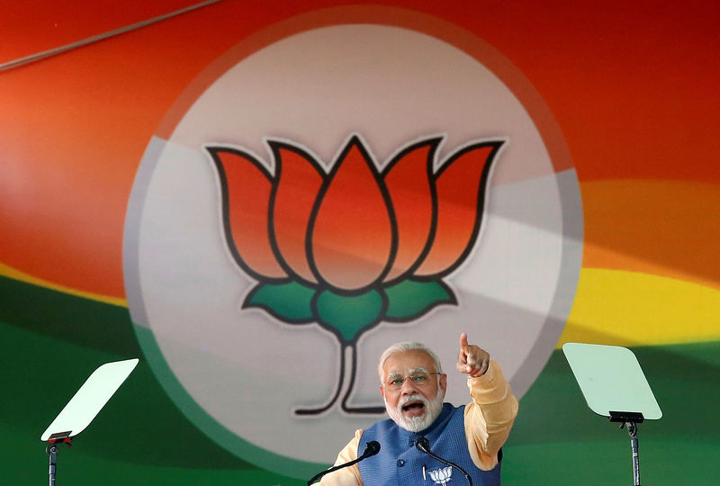 © Reuters. FILE PHOTO: India's Prime Minister Narendra Modi addresses an election campaign rally ahead of the Karnataka state assembly elections in Bengaluru