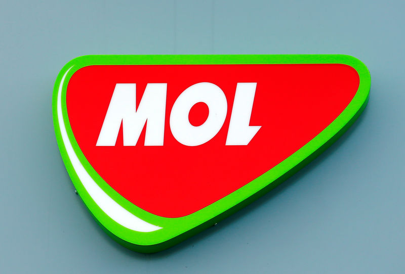 © Reuters. FILE PHOTO: Logo of Hungarian oil and gas group MOL at the company's refinery in Szazhalombatta