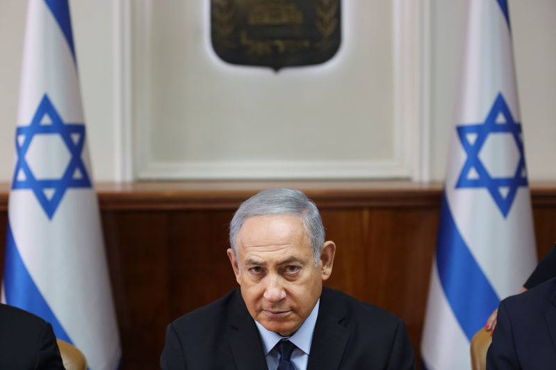 © Reuters. Israel Prime Minister Benjamin Netanyahu attends the weekly cabinet meeting at his office in Jerusalem