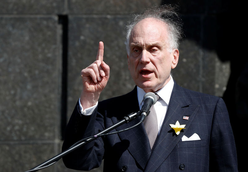 © Reuters. World Jewish Congress president Lauder speaks during a ceremony commemorating the 75th anniversary of the Warsaw Ghetto Uprising, in front of the Museum of the History of Polish Jews, in Warsaw