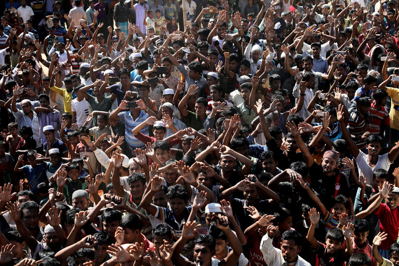 © Reuters. FILE PHOTO: Hundreds of Rohingya refugees shout slogans as they protest against their repatriation at the Unchiprang camp in Teknaf