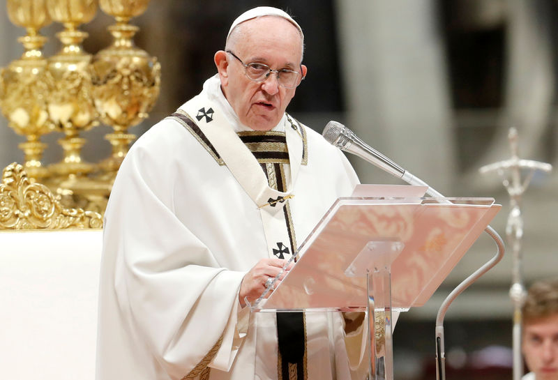 © Reuters. البابا: على العالم ألا يتجاهل المهاجرين والفقراء