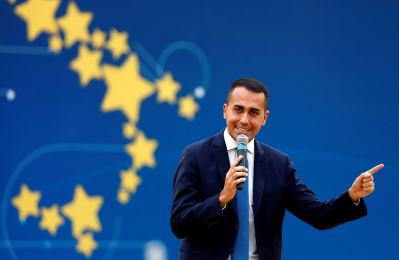 © Reuters. FOTO DE ARCHIVO: El vice primer ministro Luigi Di Maio habla en un mitin del Movimiento 5 Estrellas en el Circo Massimo en Roma