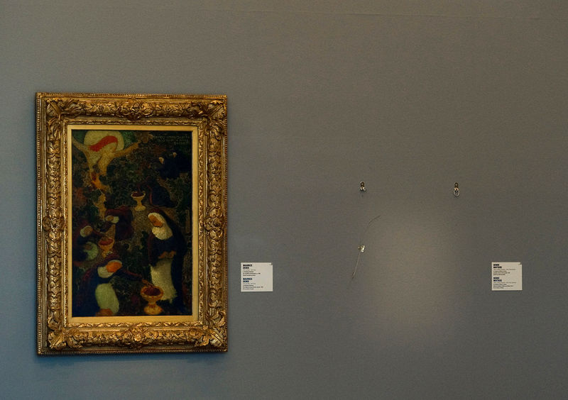 © Reuters. FOTO DE ARCHIVO: Lugar vacío en la pared donde se encontraba un cuadro robado de Henri Matisse en el museo Kunsthal de Rotterdam, Holanda