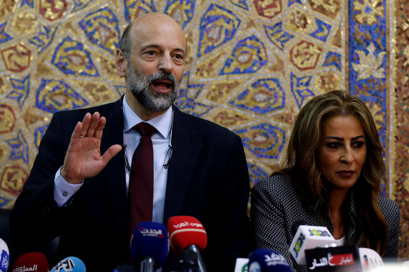 © Reuters. FILE PHOTO: Jordan's Prime Minister Omar al-Razzaz and Minister of State for Media Affairs Jumana Ghunaimat arrive for their news conference in Amman