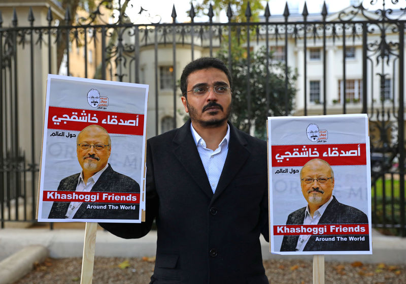 © Reuters. People protest against the killing of journalist Jamal Khashoggi in Turkey outside the Saudi Arabian Embassy in London