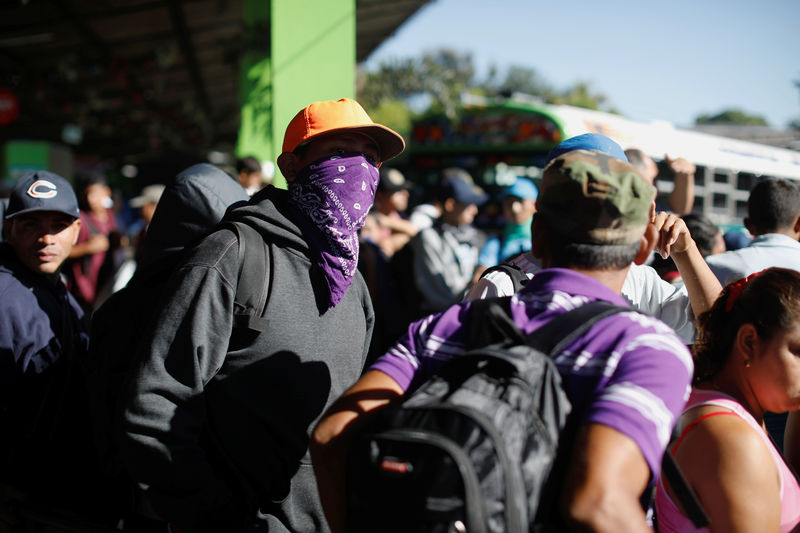 © Reuters. People walk in a caravan of migrants en route to the United States, in San Salvador