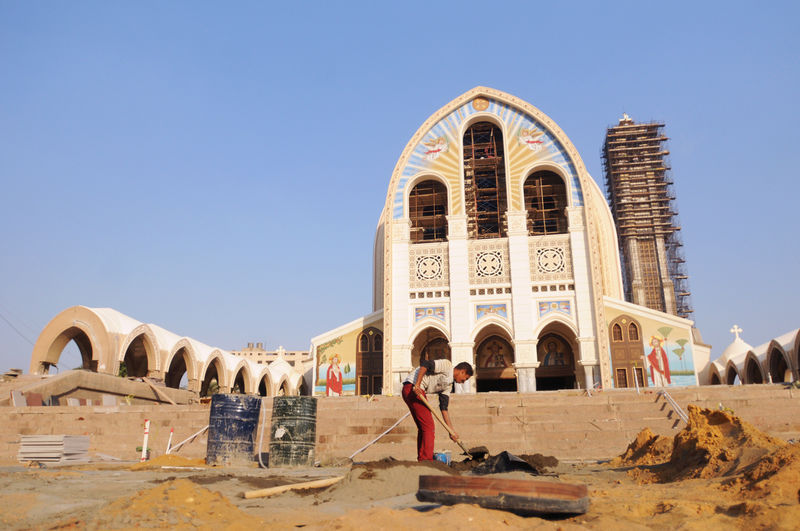 © Reuters. أقباط مصر يفتتحون الكاتدرائية المرقسية في القاهرة بعد التجديد