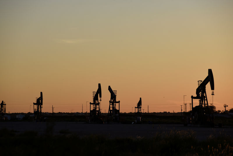 © Reuters. Pump jacks operate at sunset in an oil field in Midland