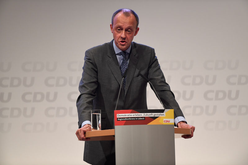 © Reuters. مرشح لزعامة حزب الاتحاد الديمقراطي المسيحي بألمانيا يكشف عن دخله السنوي