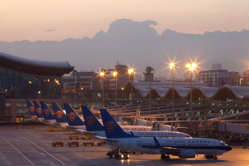 © Reuters. China Southern Airlines planes are seen at the Urumqi Diwopu International Airport, in Xinjiang