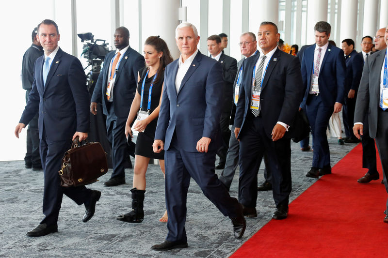 © Reuters. U.S. Vice President Mike Pence reacts as he walks past China's President Xi Jinping (not pictured) while leaving APEC Haus, during the APEC Summit in Port Moresby