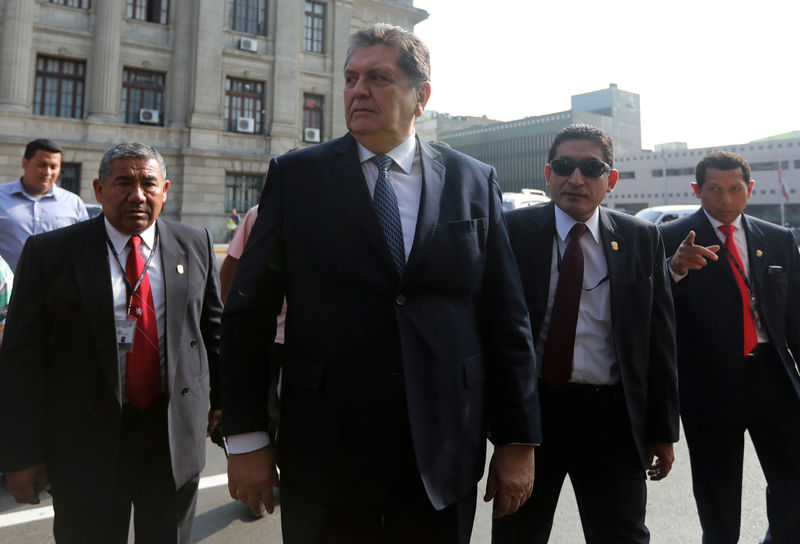 © Reuters. Foto de archivo. El expresidente peruano Alan García llega al edificio de la fiscalía de la nación en Lima