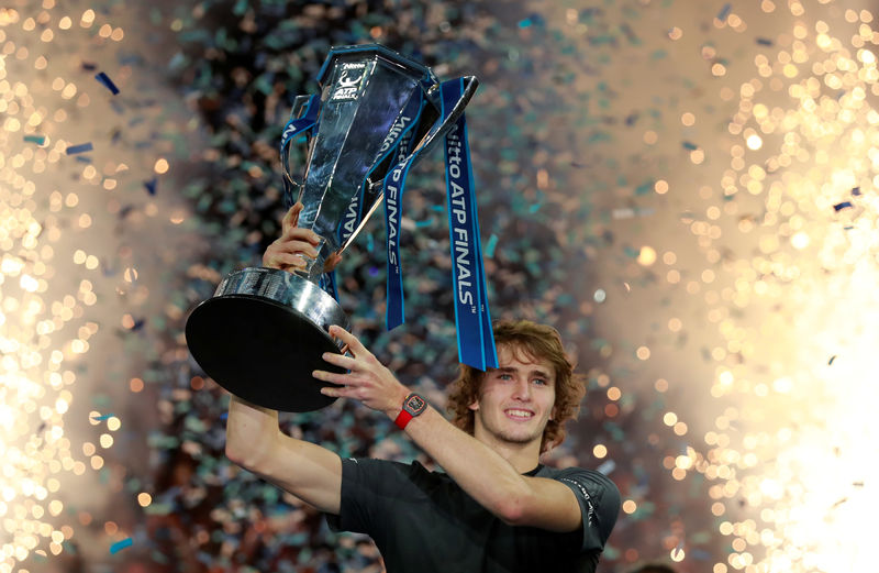 © Reuters. El tenista alemán Alexander Zverev celebra con la copa después de vencer en la final al serbio Novak Djokovic