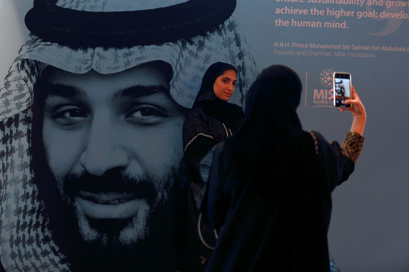 © Reuters. Foto de archivo. Participantes se sacan fotos cerca de una imagen del príncipe heredero de Arabia Saudita Mohammed bin Salman durante el Foro Global Misk en Riad