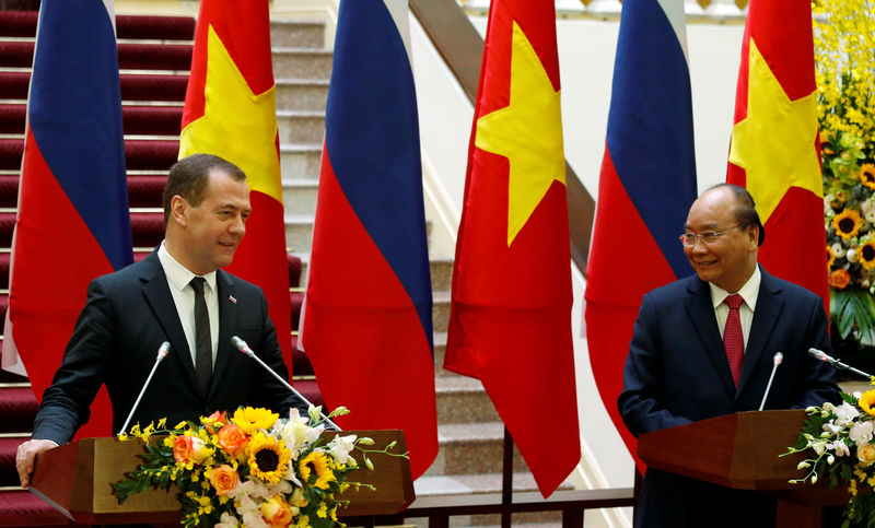 © Reuters. Russia's Prime Minister Dmitri Medvedev attends a news conference with his Vietnamese counterpart Nguyen Xuan Phuc at the Government Office in Hanoi